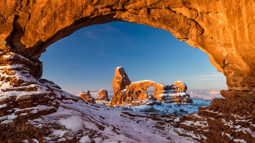美国拱门国家公园冬日雪景风景电脑壁纸
