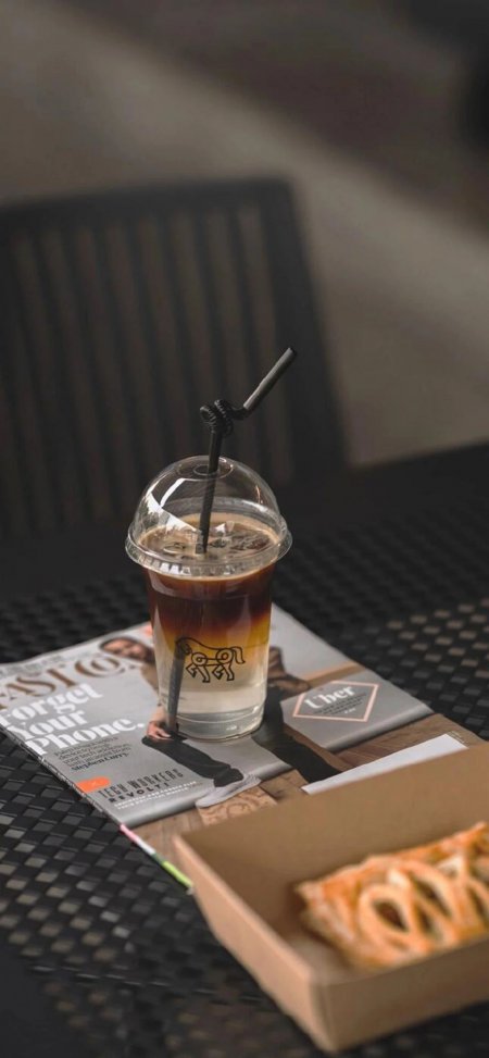 分层冰咖啡杂志下午茶氛围创意手机壁纸