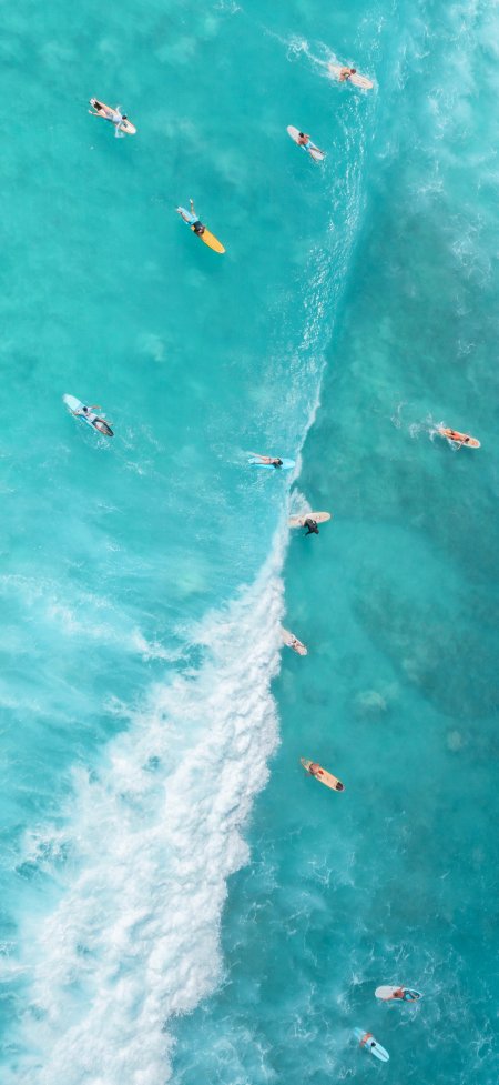 俯拍碧蓝海浪冲浪清凉风景手机壁纸