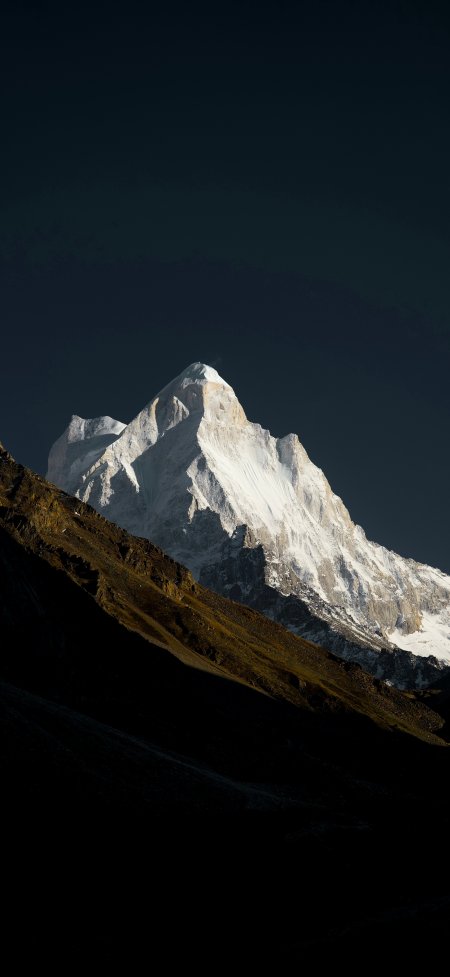 雪峰日照暗空孤峰壮丽自然风景手机壁纸