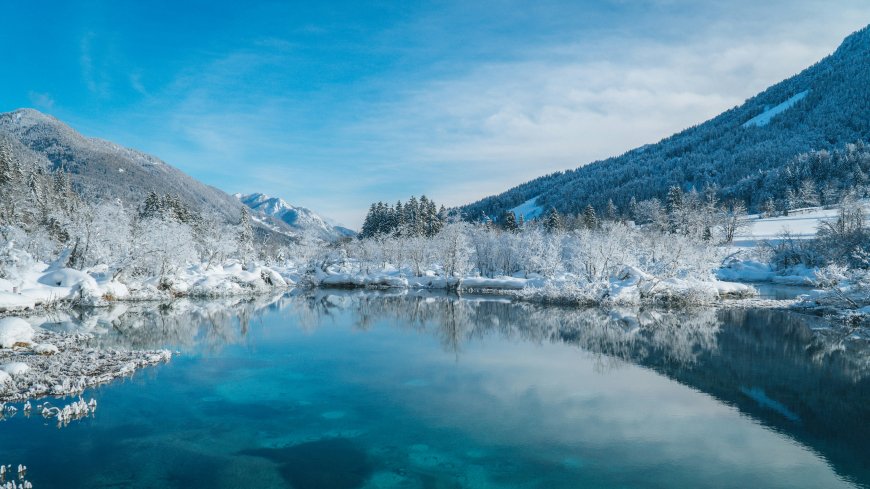 斯洛文尼亚雪山碧湖倒影冬日风景电脑壁纸