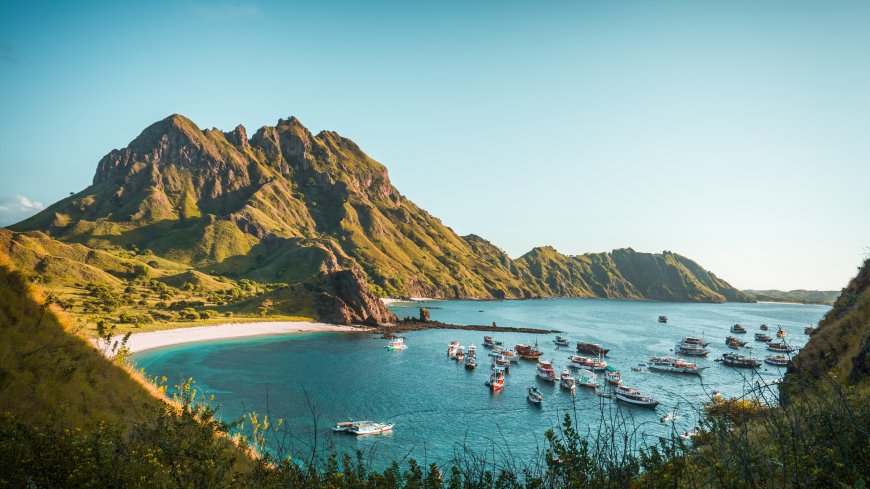 热带海岛海湾游艇沙滩风景电脑壁纸