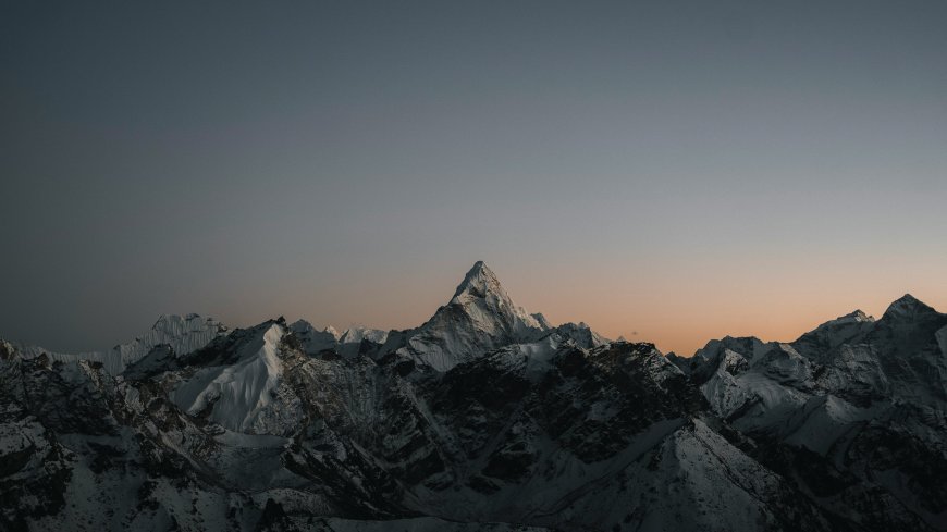 雪山群峰晨昏天际壮丽自然风景电脑壁纸