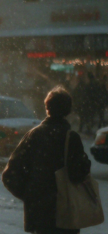 冬夜雪景城市街头孤独背影建筑手机壁纸