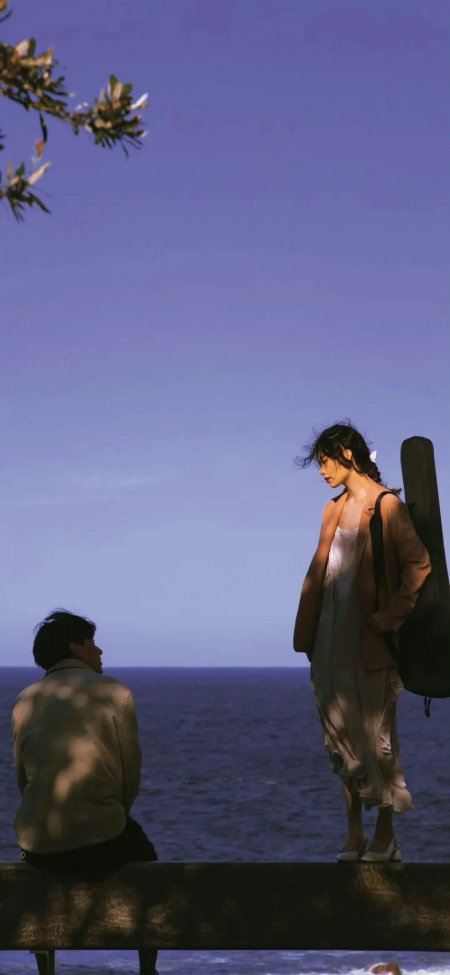 海边吉他文艺情侣蓝天大海情感文艺手机壁纸
