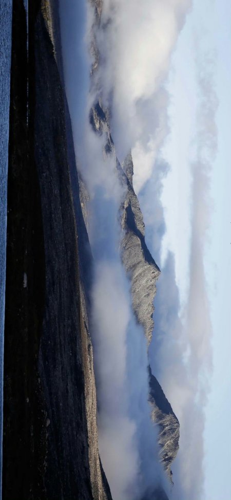 高山云海缭绕雄伟壮阔风景手机壁纸