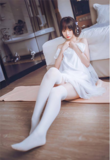 白裙白丝清纯甜美居家长腿美女手机壁纸