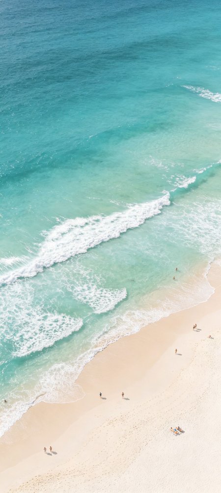 航拍碧波白浪细沙夏日海边风景手机壁纸