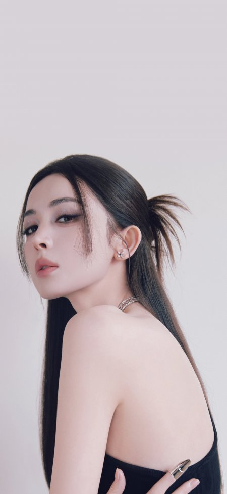 迪丽热巴露背黑裙回眸明星美女手机壁纸