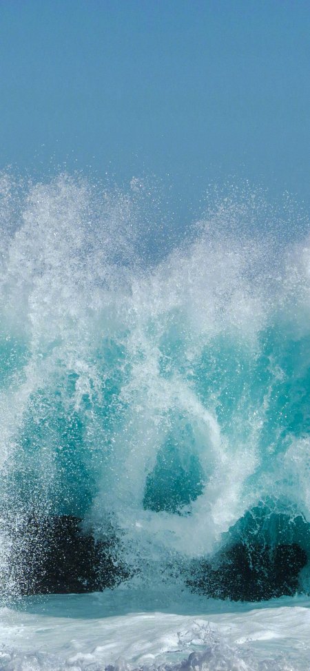 碧蓝海浪拍打礁石清爽风景手机壁纸