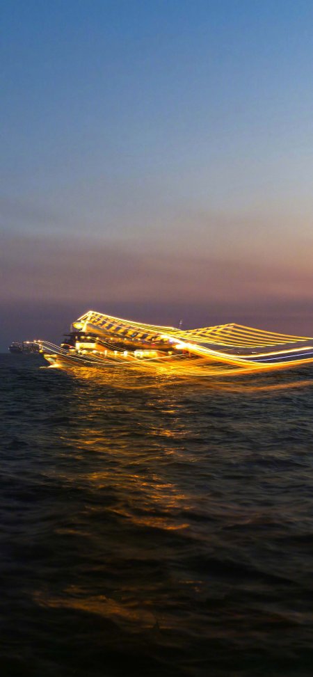 海上游轮长曝光流光夜景风景手机壁纸