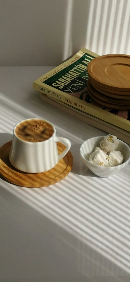 咖啡书本百叶窗光影治愈静美食手机壁纸