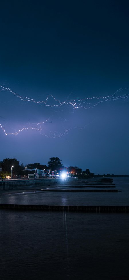 海边夜空横向闪电深蓝震撼纹理手机壁纸