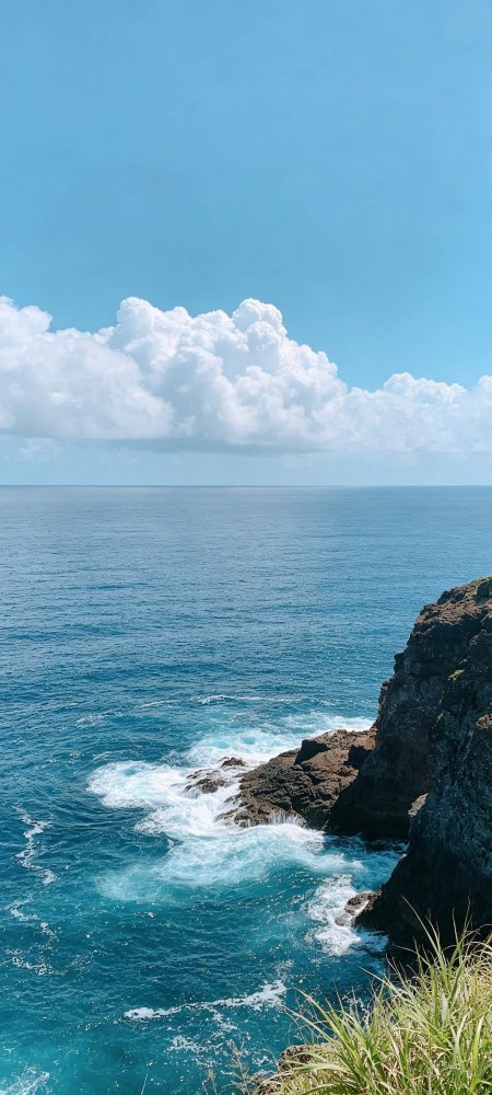 蓝天白云礁石浪花夏日清爽风景手机壁纸