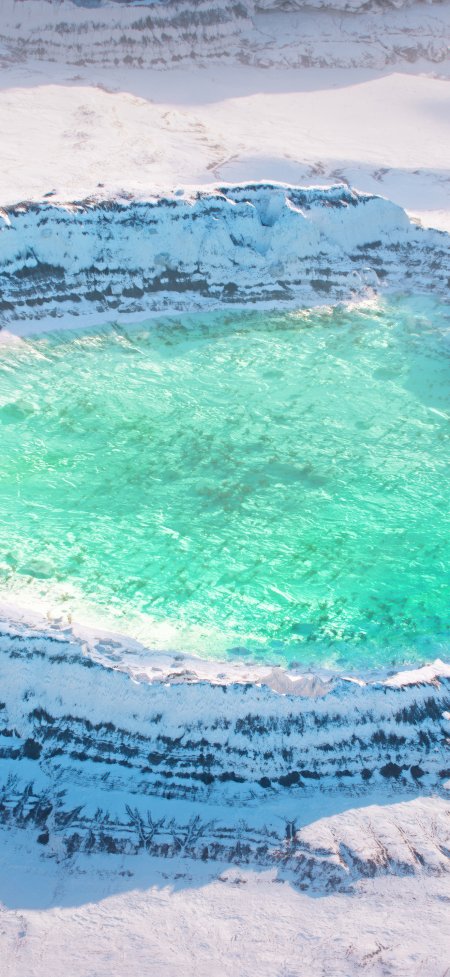 航拍翡翠湖雪原壮丽风景手机壁纸