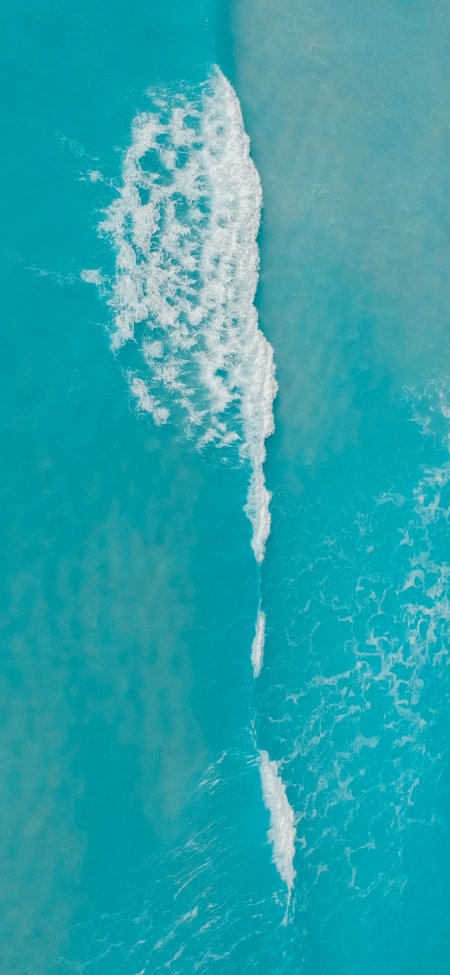 航拍俯瞰碧绿海面白色浪花风景手机壁纸