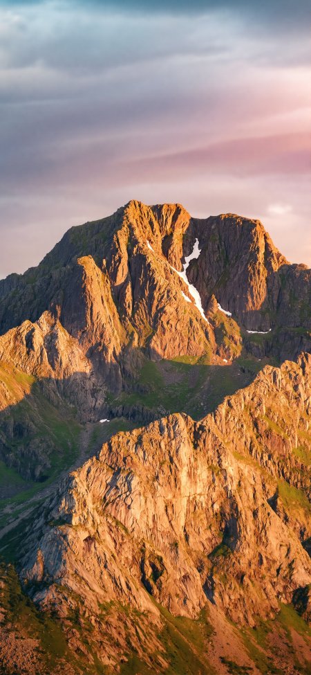 金色夕阳照耀岩石山峰壮丽风景手机壁纸