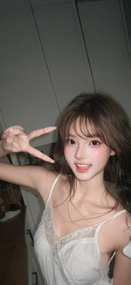 甜美笑容比耶白吊带居家清纯美女手机壁纸