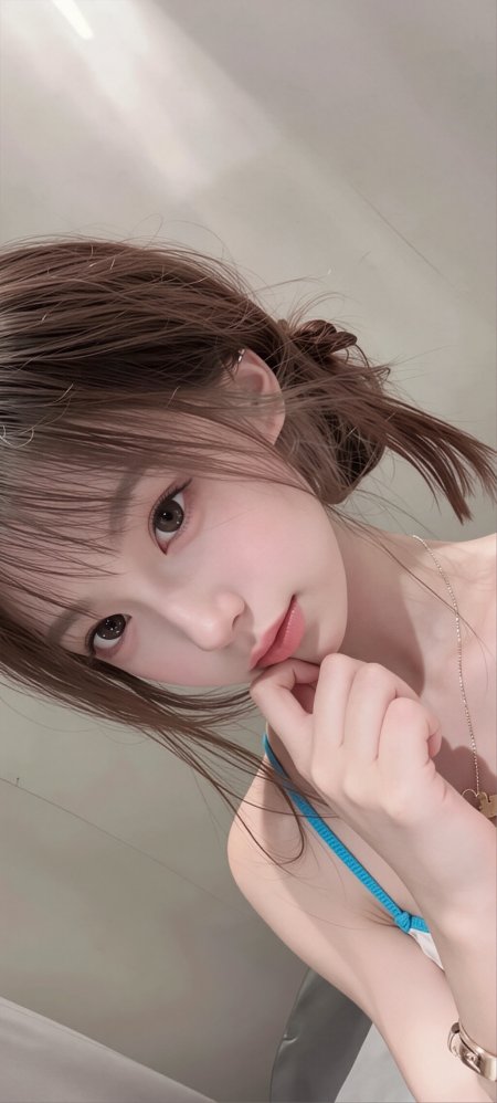 甜美大眼浅棕发蓝吊带清纯美女手机壁纸