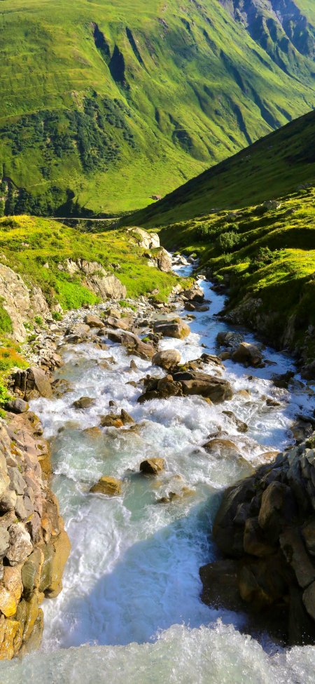 翠绿山谷湍急溪流清凉风景手机壁纸