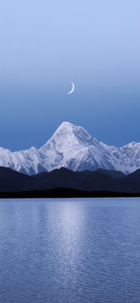 弯月雪山湖面倒影冷色意境风景手机壁纸
