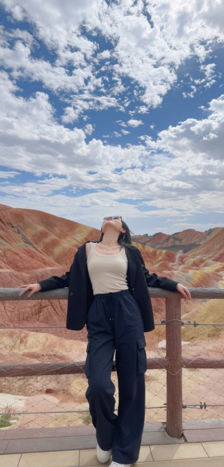 七彩丹霞蓝天仰望旅行美女打卡风景手机壁纸