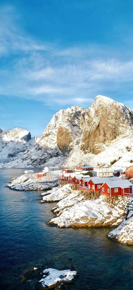 挪威雪山红木屋海边冬日北欧风景手机壁纸