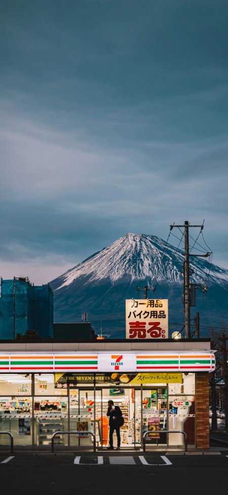 富士山下便利店黄昏风景手机壁纸