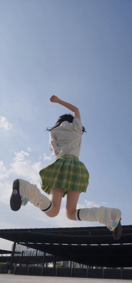 蓝天绿格裙跳跃活力背影美女手机壁纸