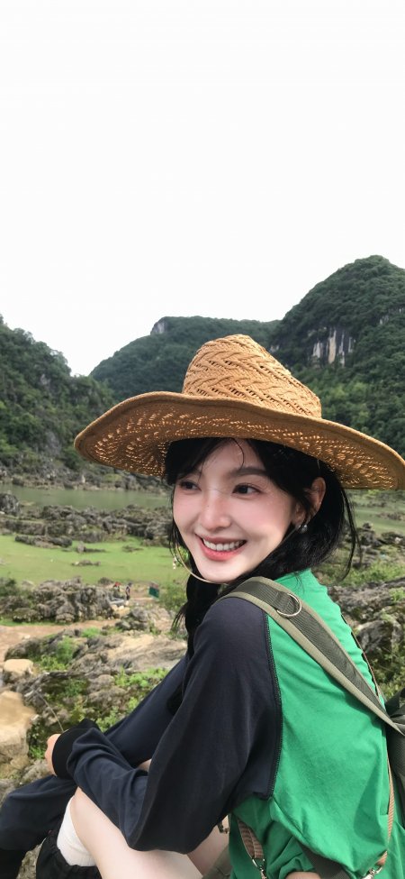 章若楠明星女神草帽笑容山水背包清新手机壁纸
