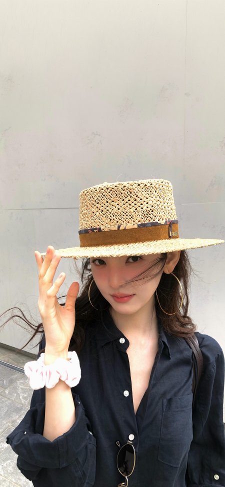 章若楠明星女神草帽深蓝衬衫金耳环气质美女手机壁纸