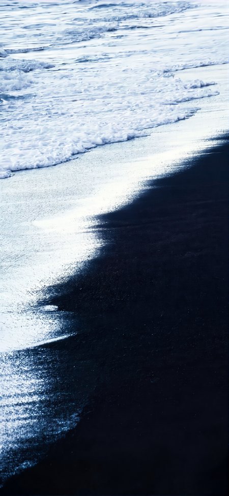 深蓝黑沙滩白浪极简风景手机壁纸