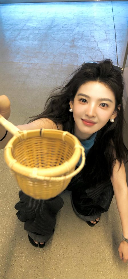 俯拍甜美微笑递编织筐美女手机壁纸