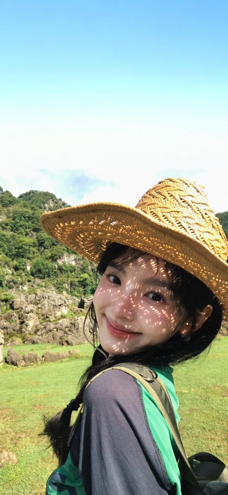 阳光草帽回眸笑脸户外美女手机壁纸