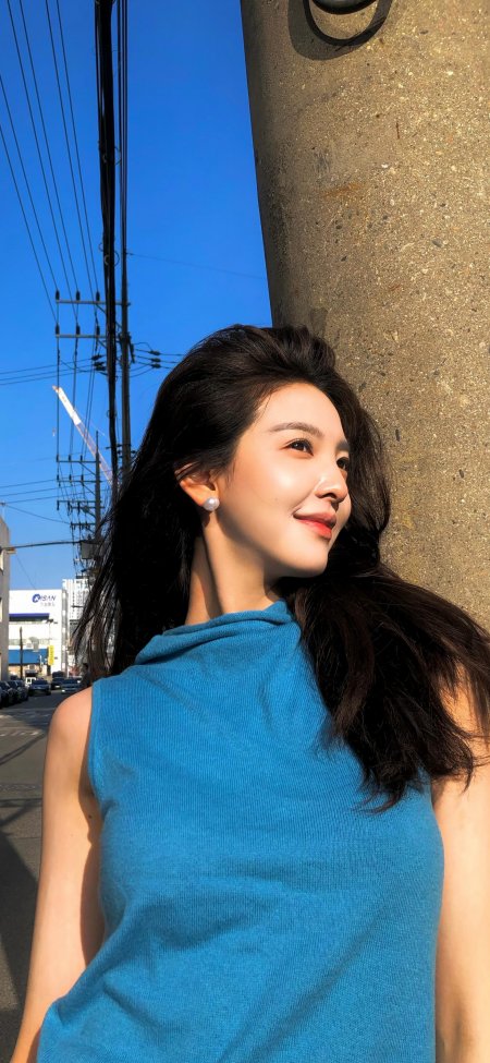青蓝针织高领阳光街拍美女手机壁纸