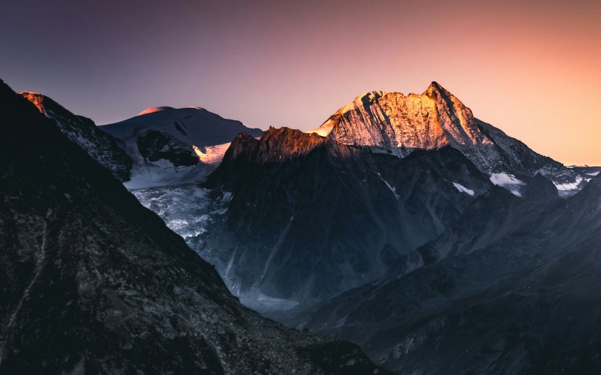 山峰日落晚霞壮丽风景电脑壁纸