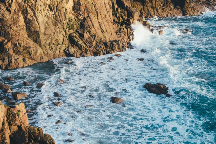 礁石海浪航拍壮丽风景电脑壁纸