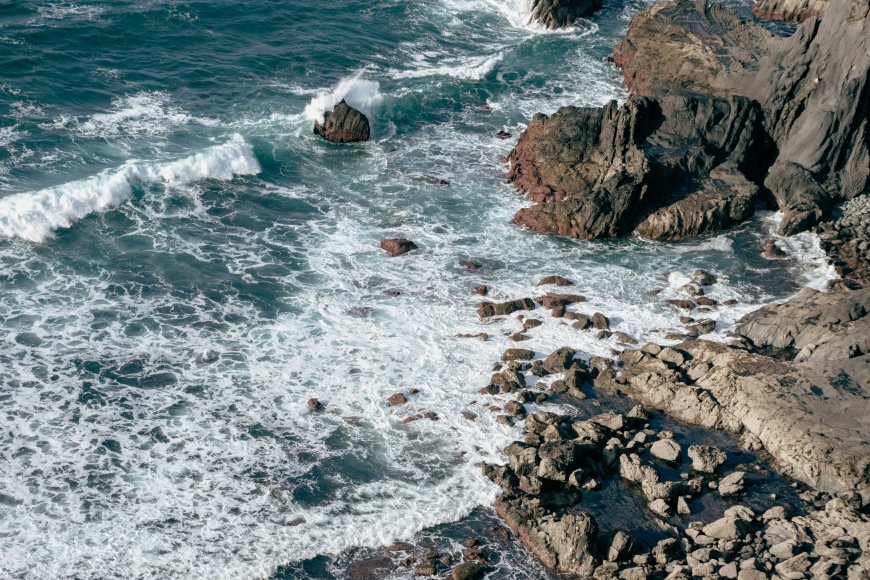 海浪暗礁拍打风景电脑壁纸
