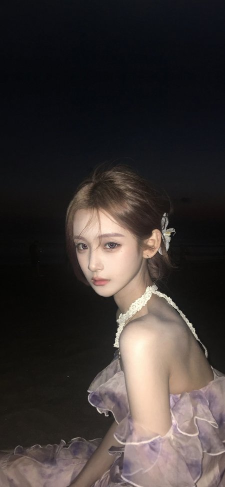 紫碎花裙回眸夜色气质美女手机壁纸