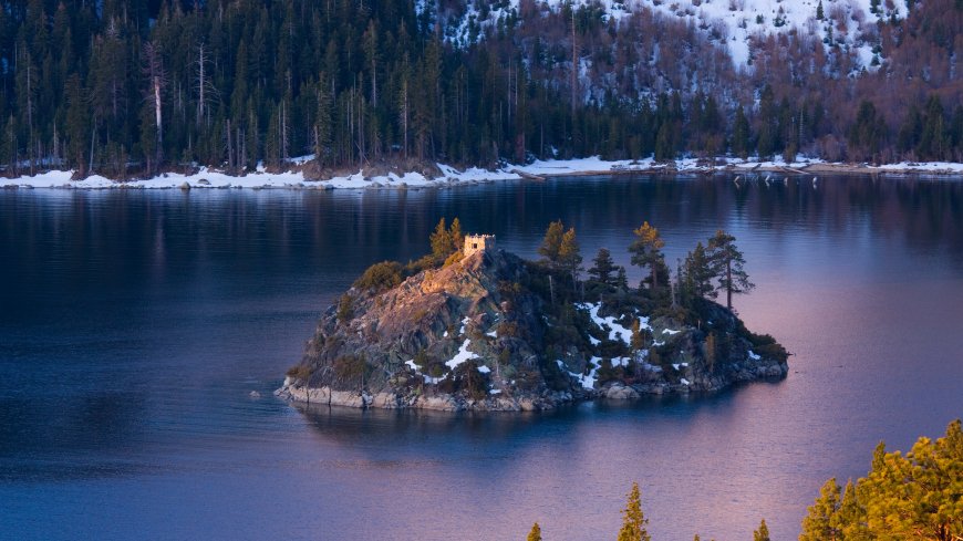 太浩湖翡翠湾湖心小岛雪景夕阳风景电脑壁纸