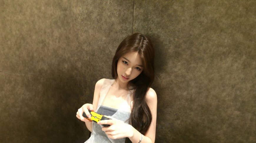 长发美女手持游戏手柄靠墙人像摄影美女电脑壁纸