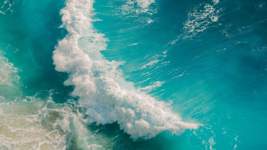 俯瞰蓝色海洋翻涌浪花清透海水风景电脑壁纸