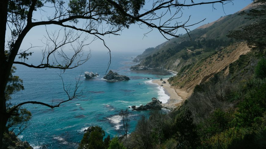 俯瞰海湾礁石悬崖沙滩青绿海岸风景电脑壁纸