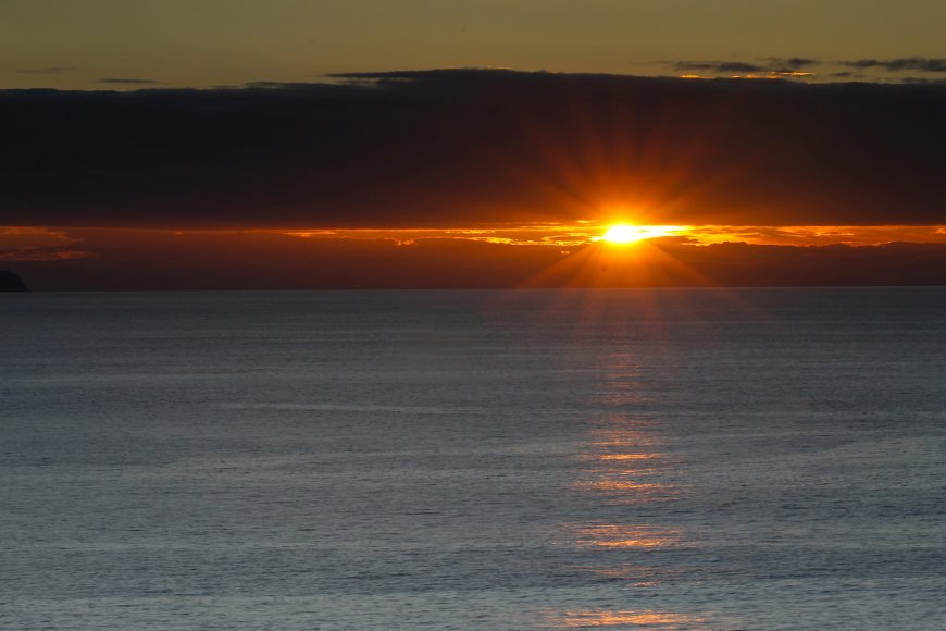 金色夕阳云海壮丽风景电脑壁纸
