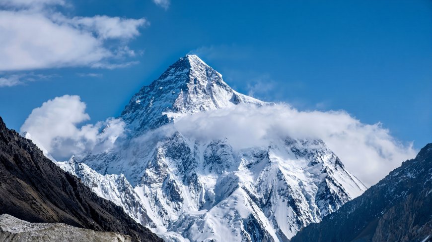 乔戈里峰雪山巅峰云雾环绕壮丽风景电脑壁纸