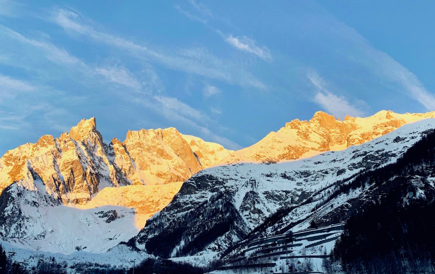 雪山山峰壮丽风景电脑壁纸