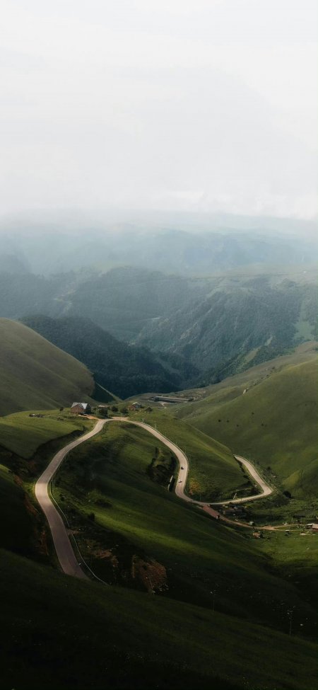 翠绿山脉蜿蜒盘山公路风景手机壁纸