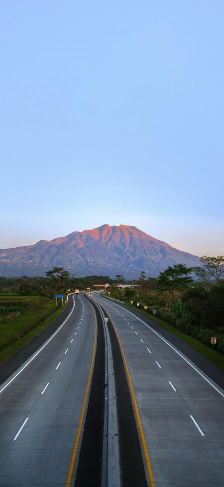 公路直通日照金山壮丽风景手机壁纸