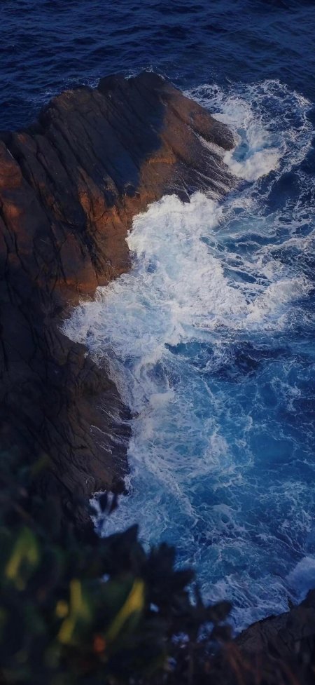 俯拍礁石海浪深蓝海岸风景手机壁纸