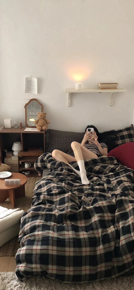 居家格纹床慵懒自拍美女手机壁纸